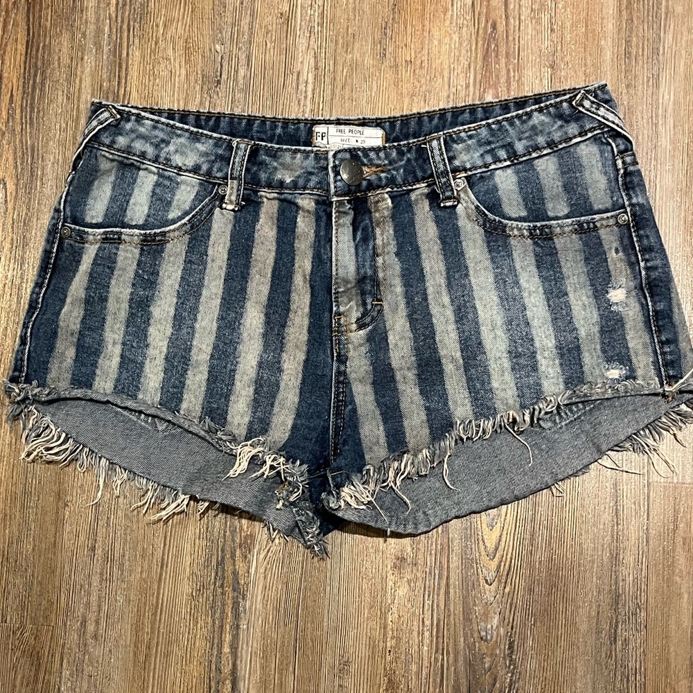 FREE PEOPLE denim shorts size 29